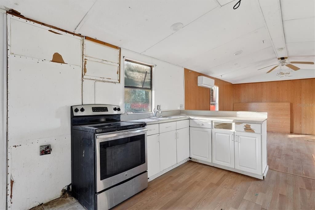 For Sale: $160,000 (2 beds, 2 baths, 896 Square Feet)