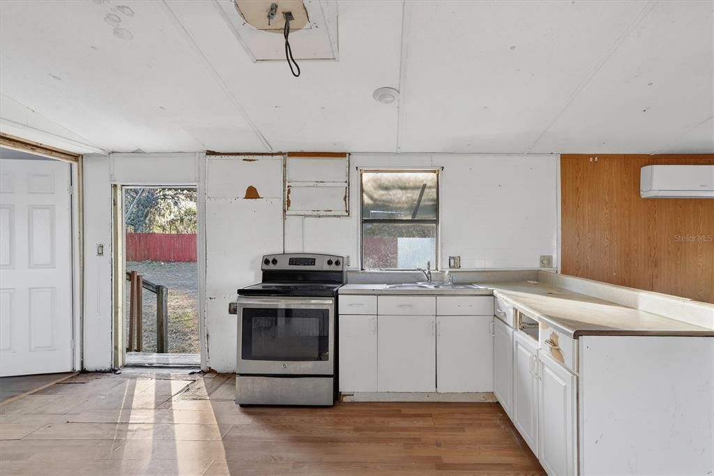 For Sale: $160,000 (2 beds, 2 baths, 896 Square Feet)