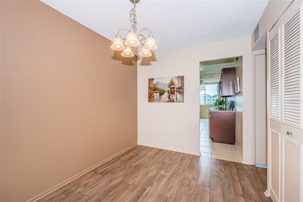 待售: $139,900 (1 贝兹, 1 浴室, 825 平方英尺)