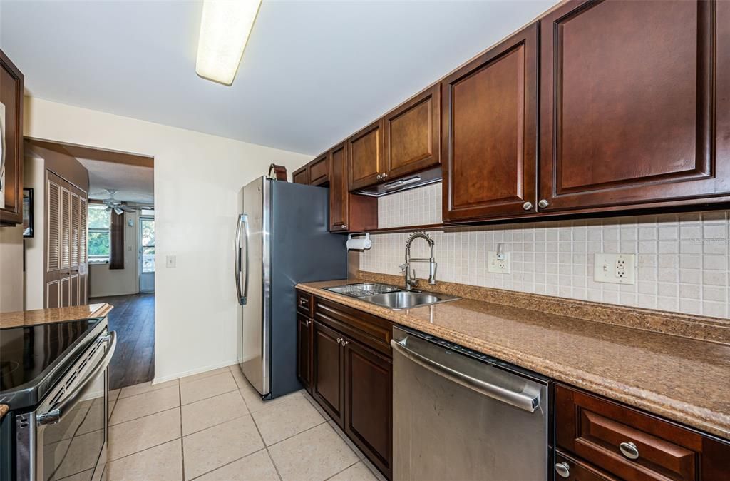 待售: $139,900 (1 贝兹, 1 浴室, 825 平方英尺)