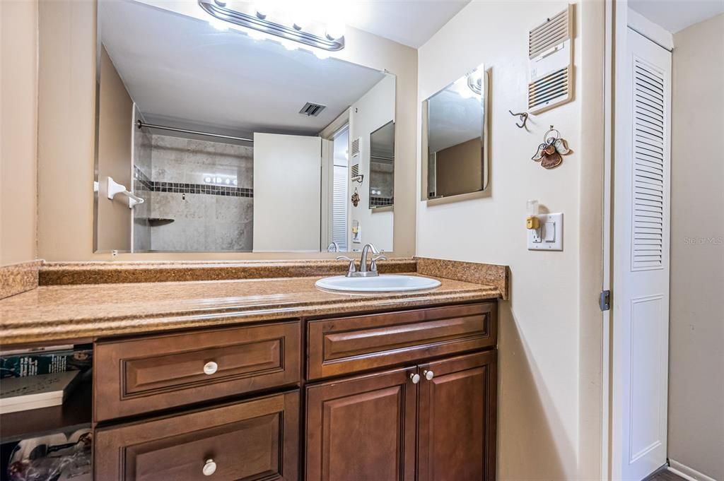 待售: $139,900 (1 贝兹, 1 浴室, 825 平方英尺)