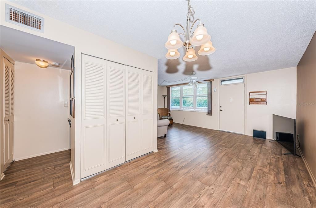 待售: $139,900 (1 贝兹, 1 浴室, 825 平方英尺)