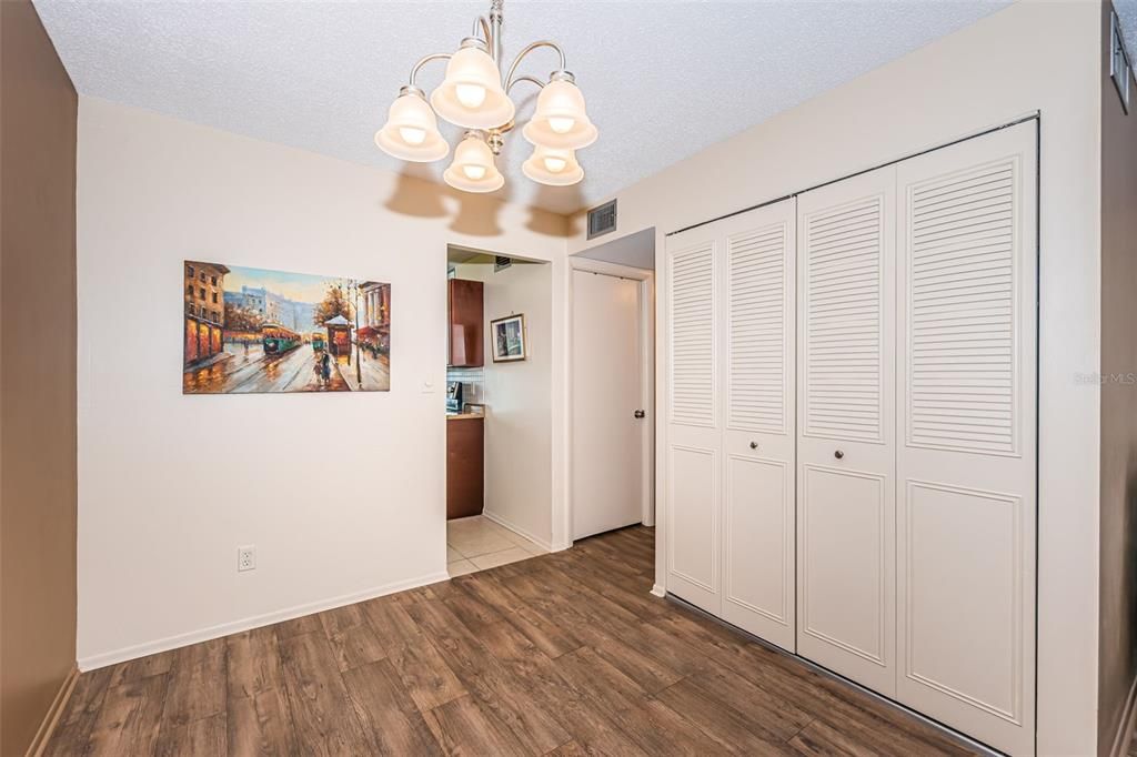 待售: $139,900 (1 贝兹, 1 浴室, 825 平方英尺)