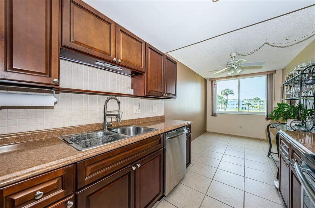 待售: $139,900 (1 贝兹, 1 浴室, 825 平方英尺)