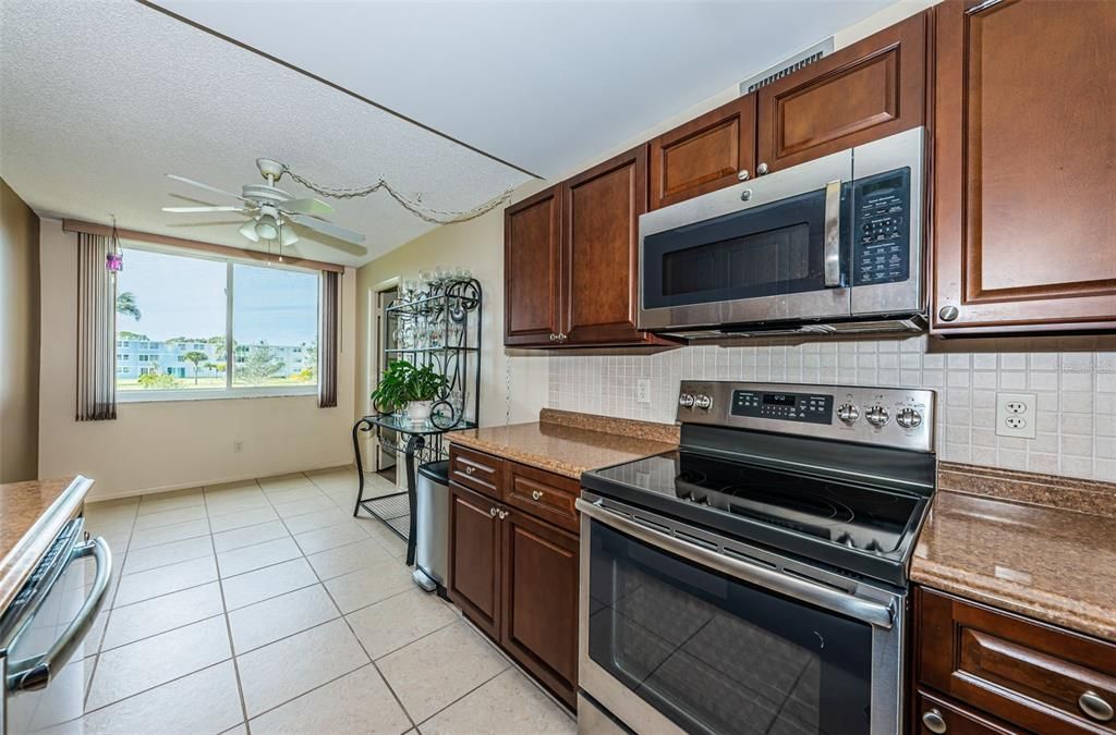 待售: $139,900 (1 贝兹, 1 浴室, 825 平方英尺)