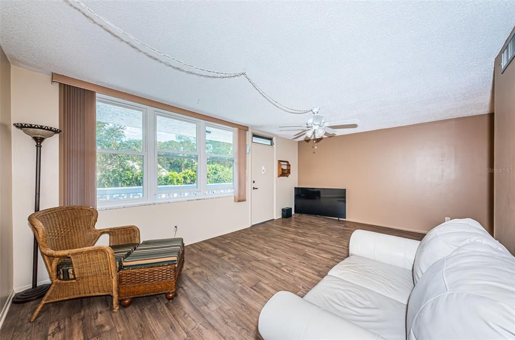 待售: $139,900 (1 贝兹, 1 浴室, 825 平方英尺)