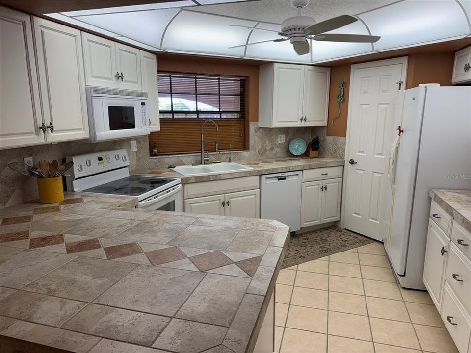 出租: $2,000 (2 贝兹, 2 浴室, 1405 平方英尺)