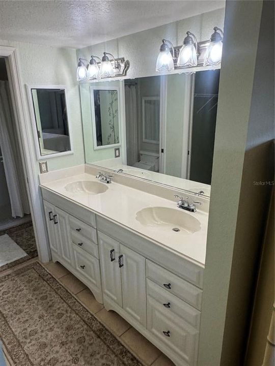 出租: $2,000 (2 贝兹, 2 浴室, 1405 平方英尺)