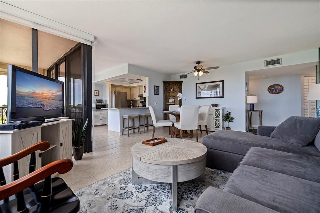 待售: $410,000 (2 贝兹, 2 浴室, 1050 平方英尺)