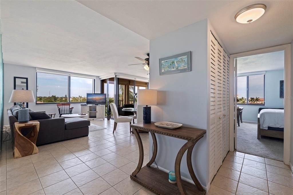 待售: $410,000 (2 贝兹, 2 浴室, 1050 平方英尺)