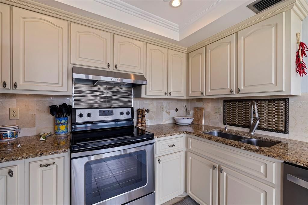 待售: $410,000 (2 贝兹, 2 浴室, 1050 平方英尺)