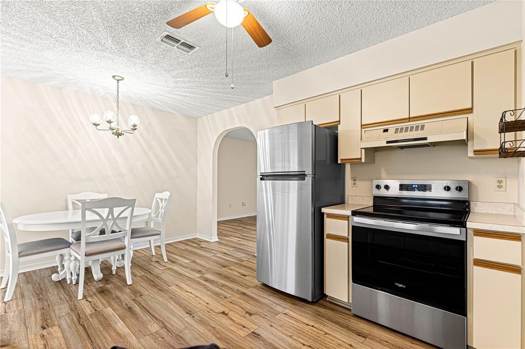 For Sale: $179,900 (2 beds, 2 baths, 960 Square Feet)