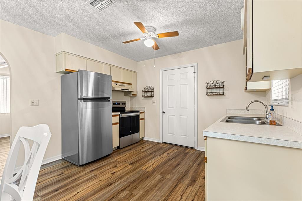 For Sale: $179,900 (2 beds, 2 baths, 960 Square Feet)