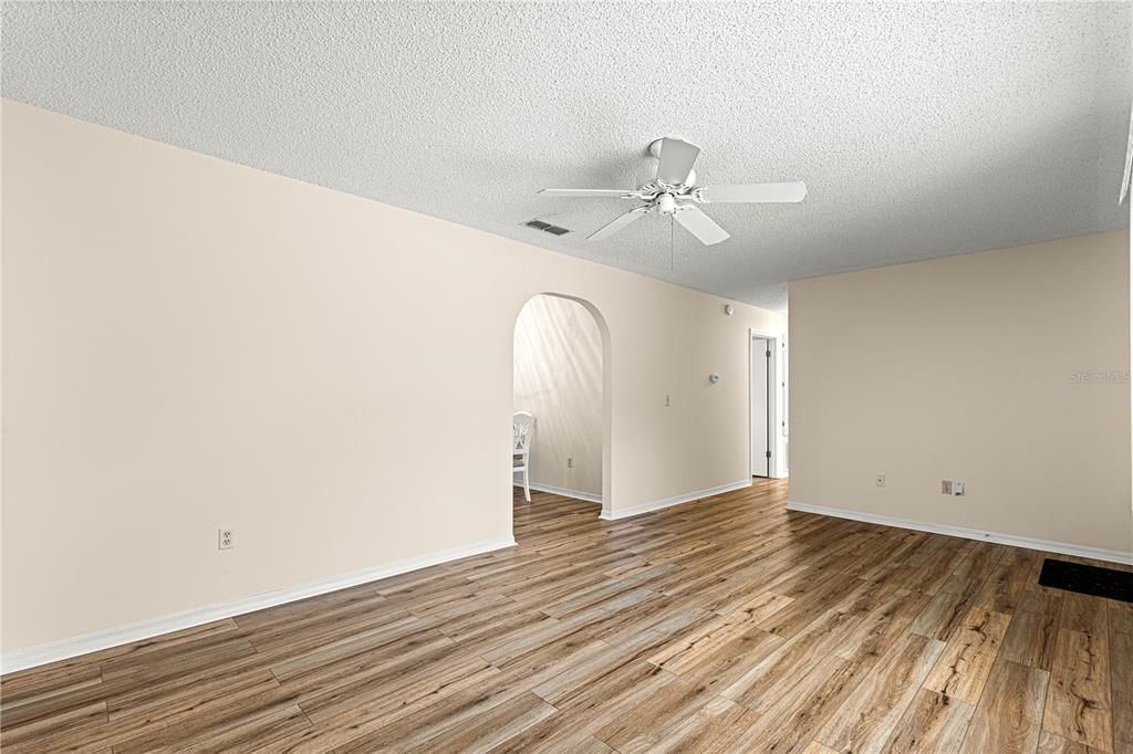 For Sale: $179,900 (2 beds, 2 baths, 960 Square Feet)