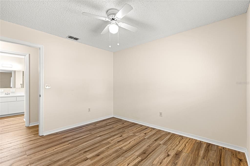 For Sale: $179,900 (2 beds, 2 baths, 960 Square Feet)