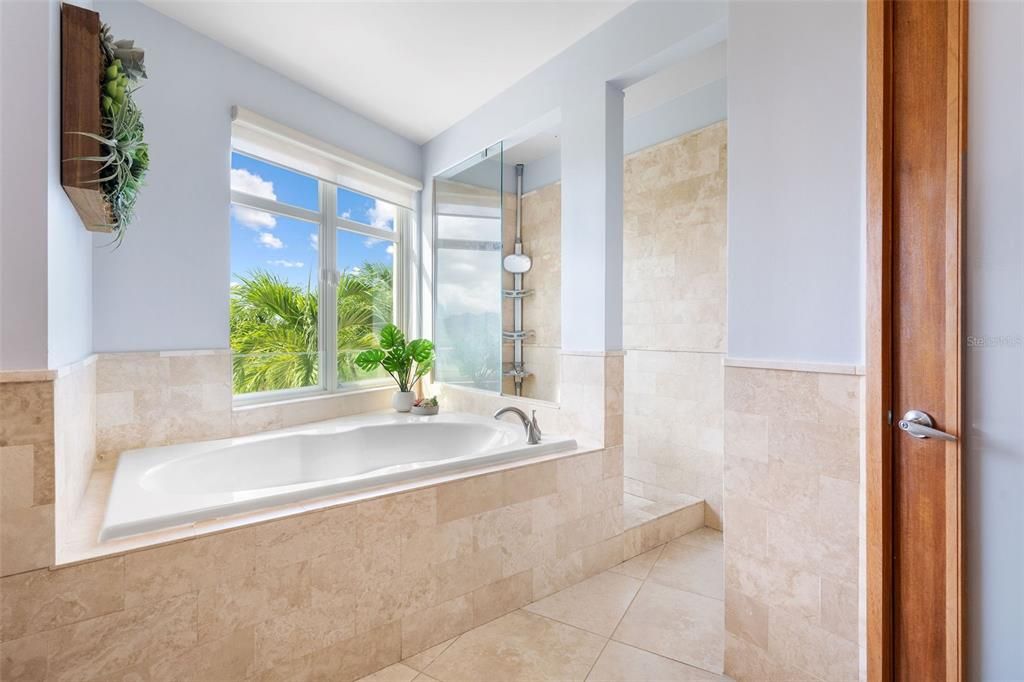 For Sale: $2,995,000 (3 beds, 3 baths, 2320 Square Feet)