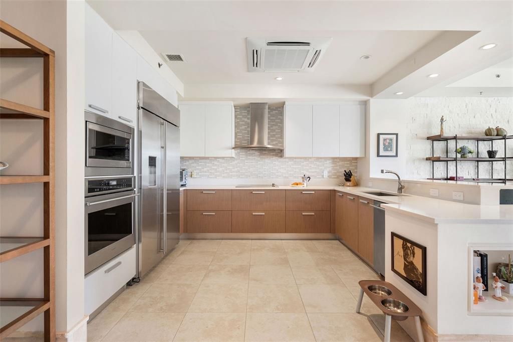 For Sale: $2,995,000 (3 beds, 3 baths, 2320 Square Feet)