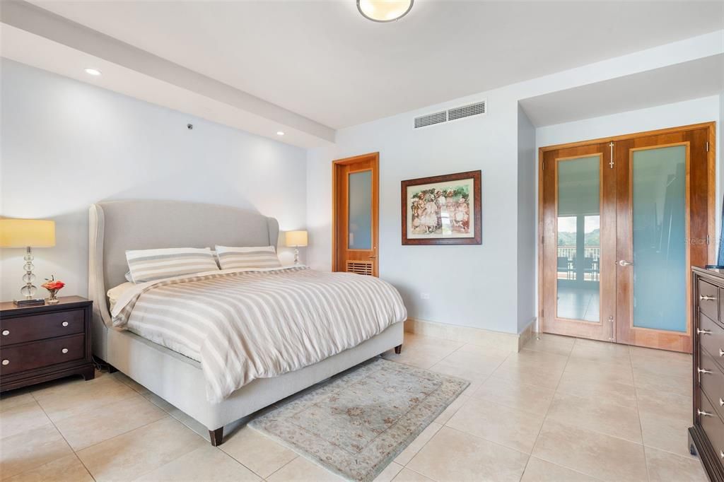 For Sale: $2,995,000 (3 beds, 3 baths, 2320 Square Feet)