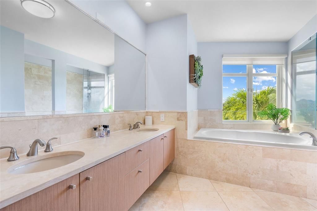 For Sale: $2,995,000 (3 beds, 3 baths, 2320 Square Feet)