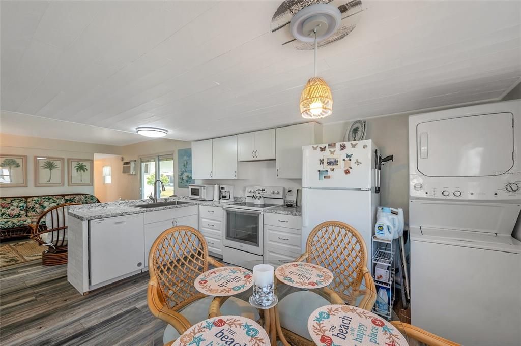 На продажу: $139,000 (2 спален, 1 ванн, 864 Квадратных фут)