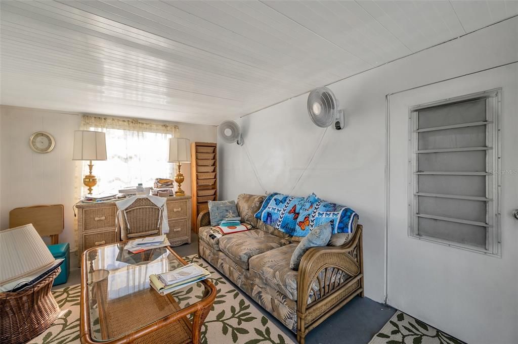 На продажу: $139,000 (2 спален, 1 ванн, 864 Квадратных фут)