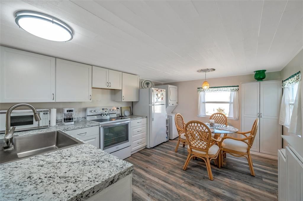 На продажу: $139,000 (2 спален, 1 ванн, 864 Квадратных фут)