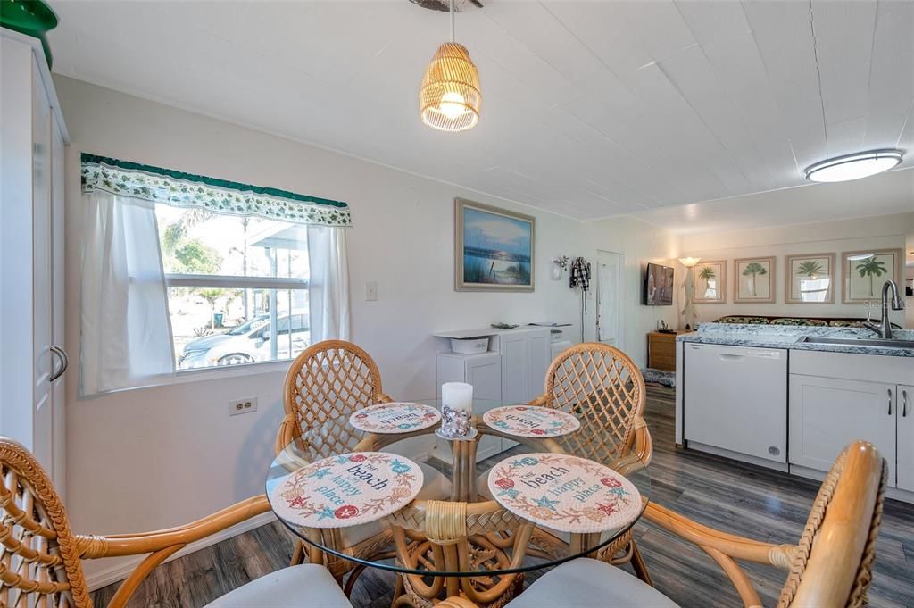 На продажу: $139,000 (2 спален, 1 ванн, 864 Квадратных фут)