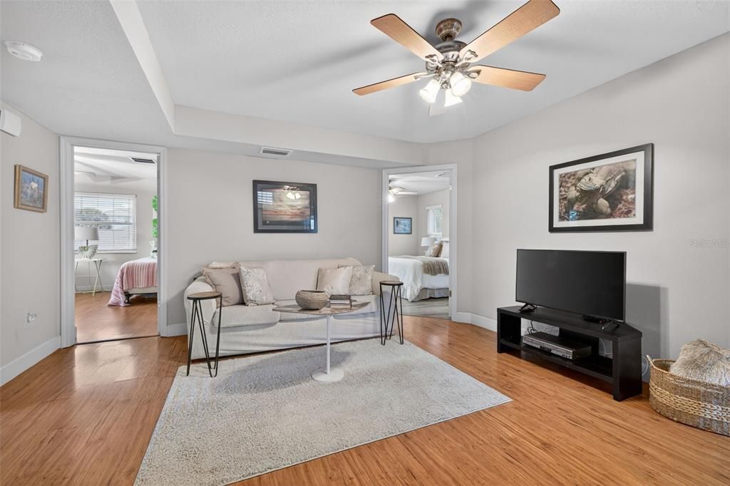 На продажу: $949,000 (4 спален, 2 ванн, 2144 Квадратных фут)