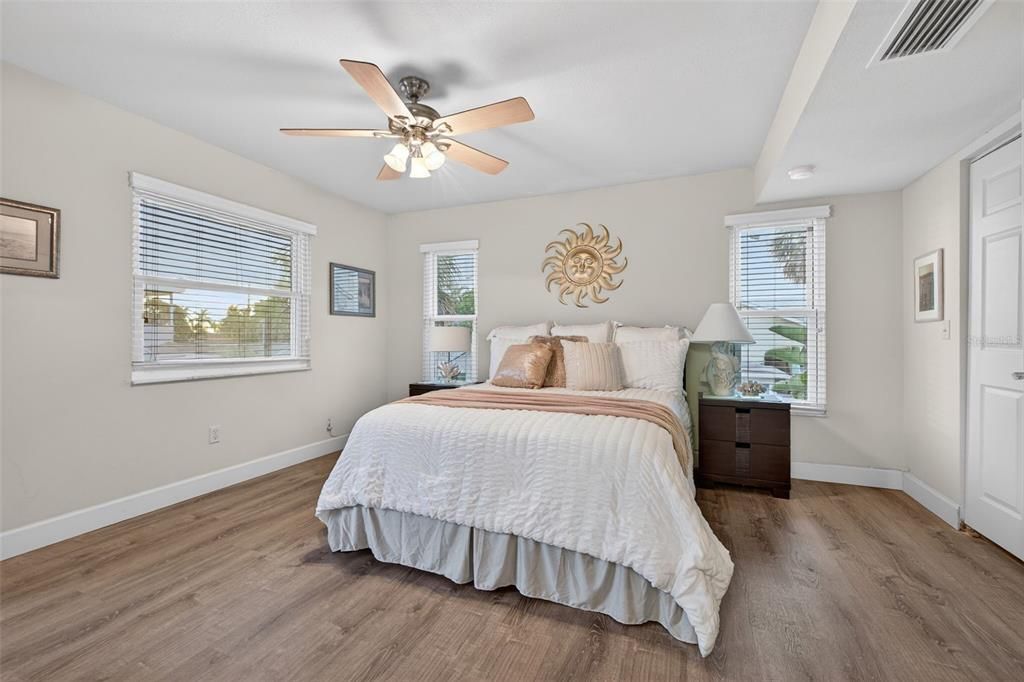 На продажу: $949,000 (4 спален, 2 ванн, 2144 Квадратных фут)