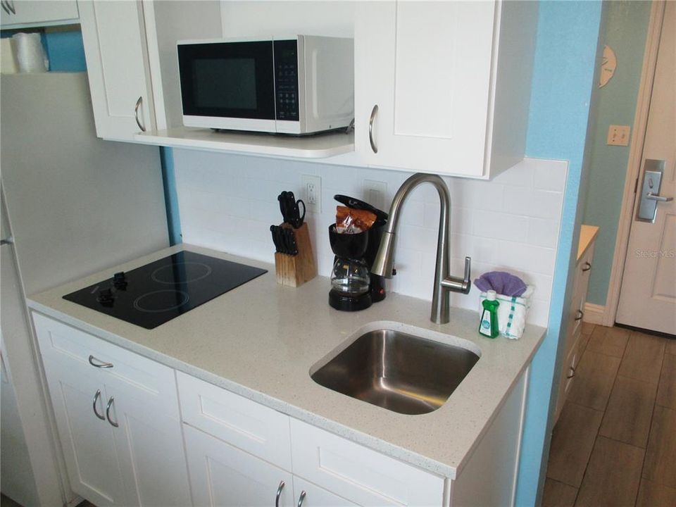 For Sale: $439,900 (1 beds, 1 baths, 365 Square Feet)