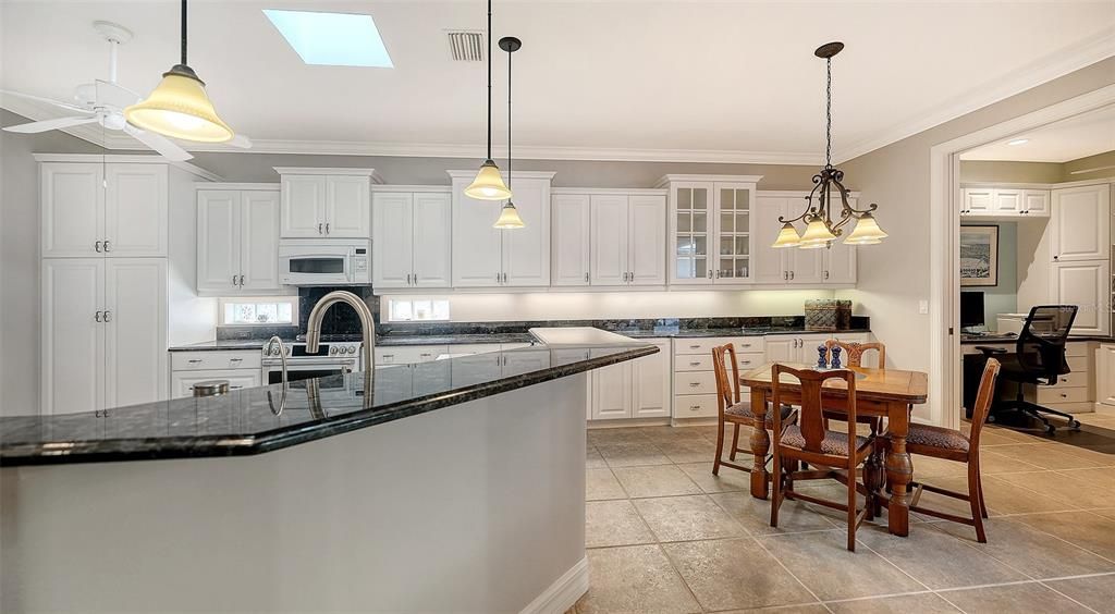 待售: $700,000 (3 贝兹, 2 浴室, 2245 平方英尺)