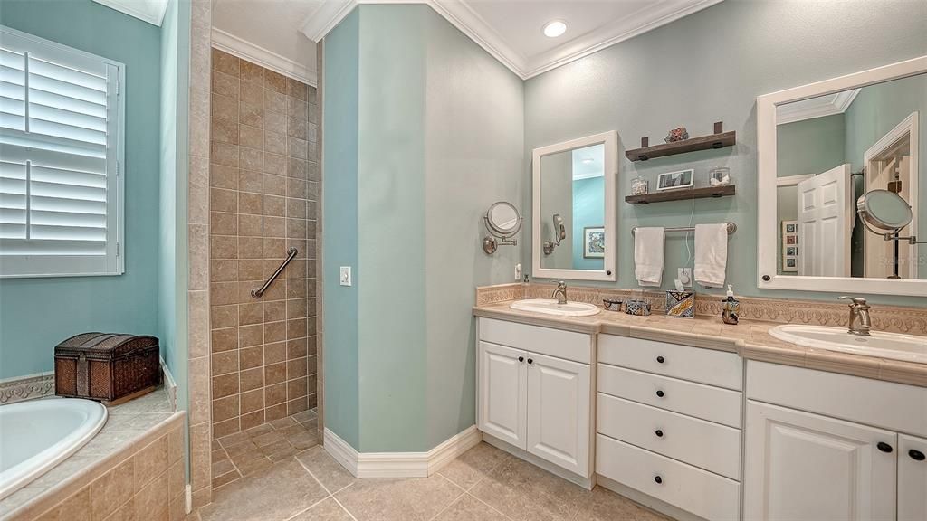 待售: $700,000 (3 贝兹, 2 浴室, 2245 平方英尺)