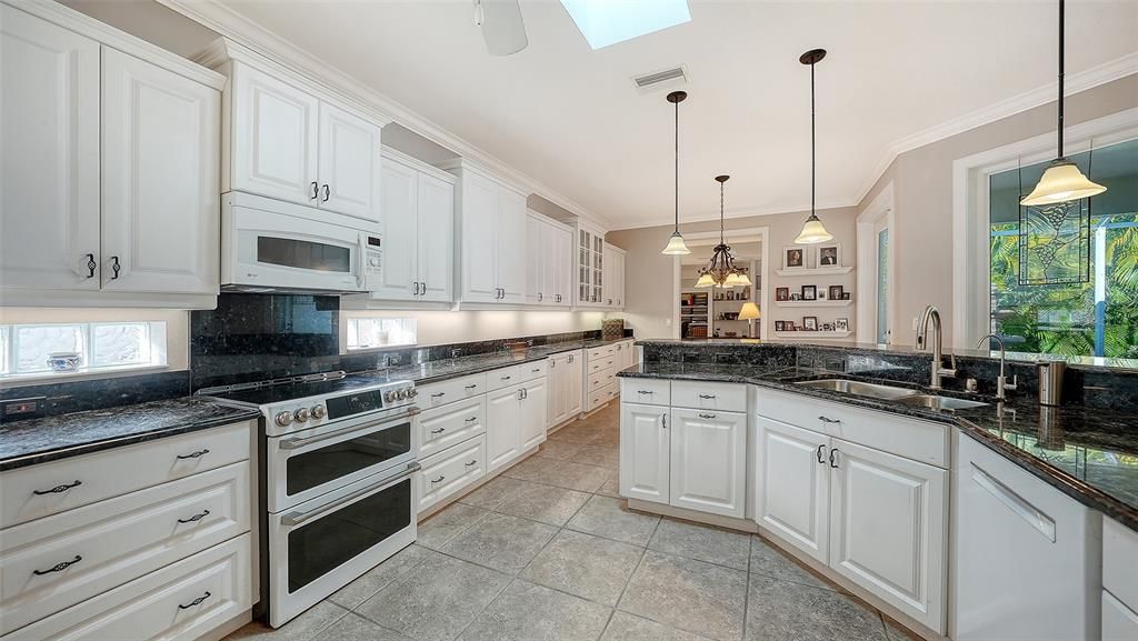 待售: $700,000 (3 贝兹, 2 浴室, 2245 平方英尺)