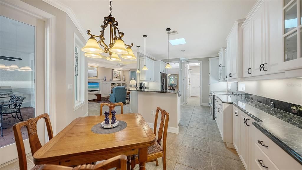 待售: $700,000 (3 贝兹, 2 浴室, 2245 平方英尺)