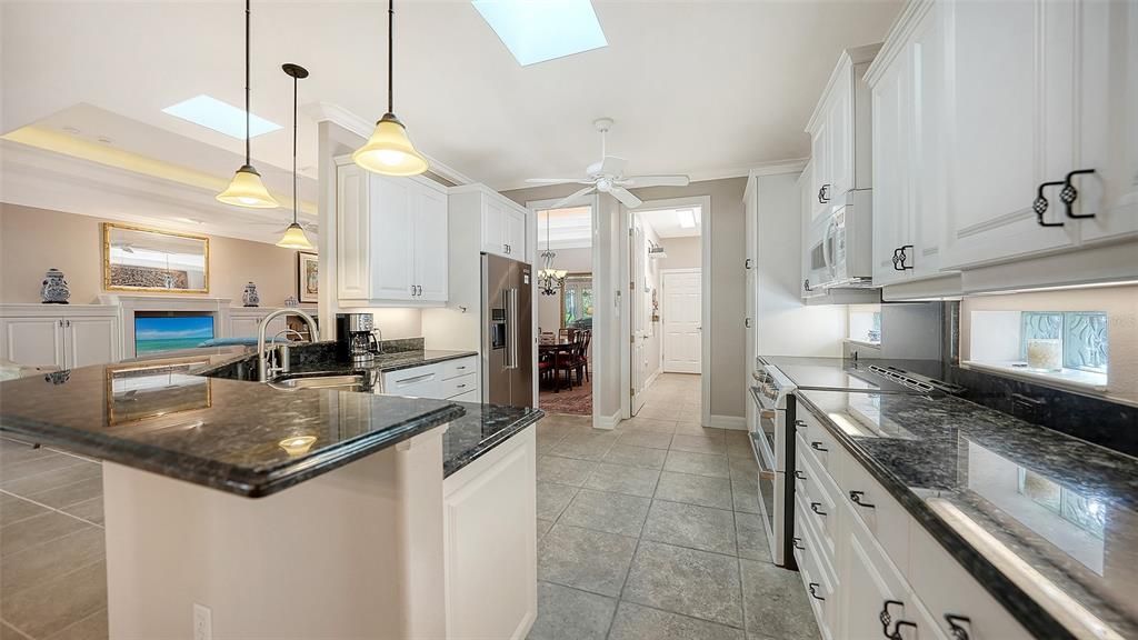 待售: $700,000 (3 贝兹, 2 浴室, 2245 平方英尺)