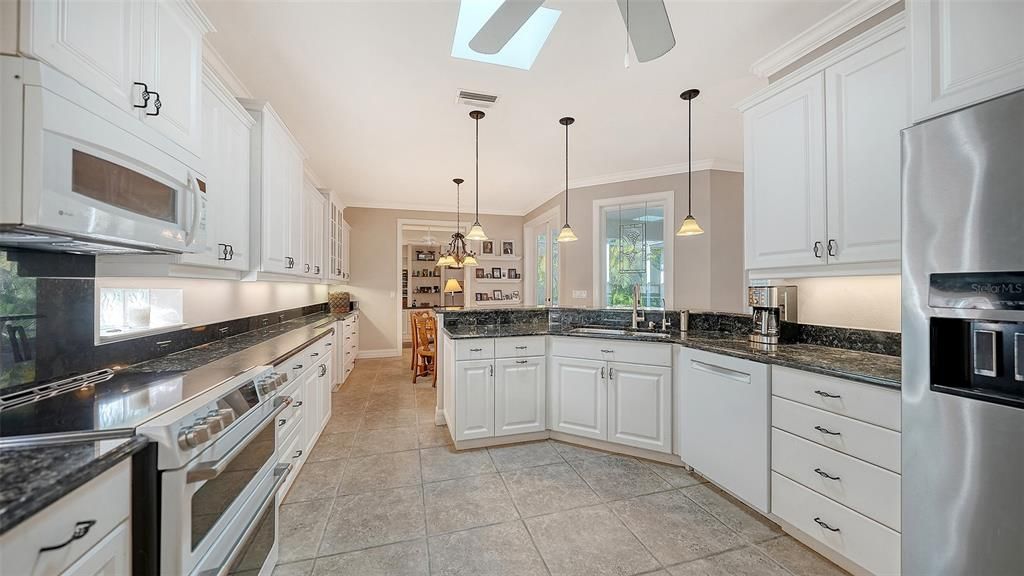 待售: $700,000 (3 贝兹, 2 浴室, 2245 平方英尺)