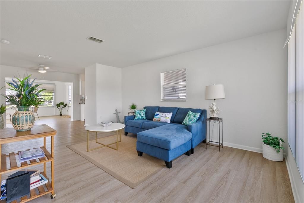 На продажу: $330,000 (2 спален, 1 ванн, 1220 Квадратных фут)