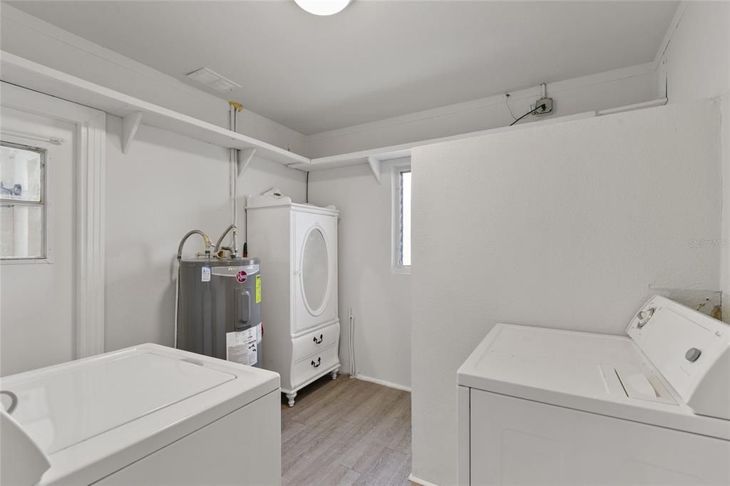 На продажу: $330,000 (2 спален, 1 ванн, 1220 Квадратных фут)