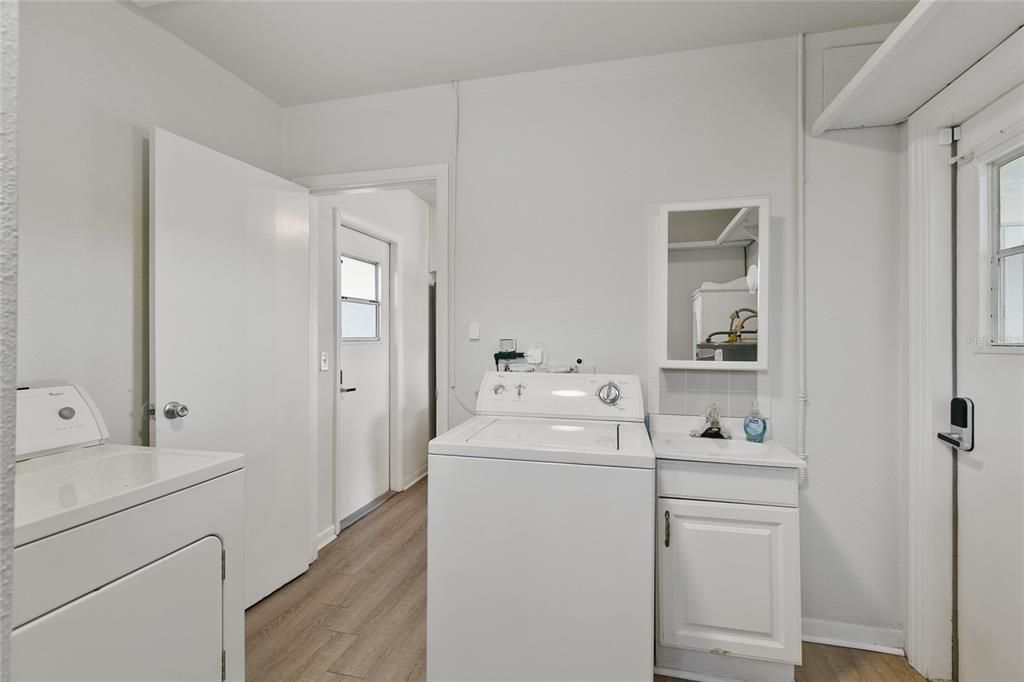 На продажу: $330,000 (2 спален, 1 ванн, 1220 Квадратных фут)