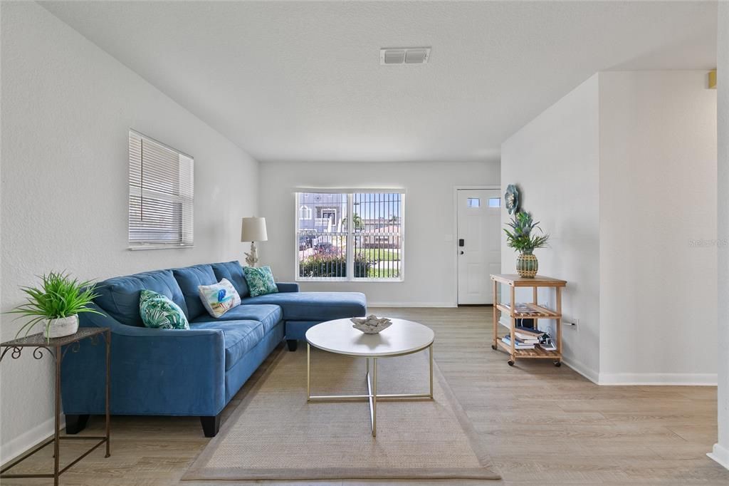 На продажу: $330,000 (2 спален, 1 ванн, 1220 Квадратных фут)