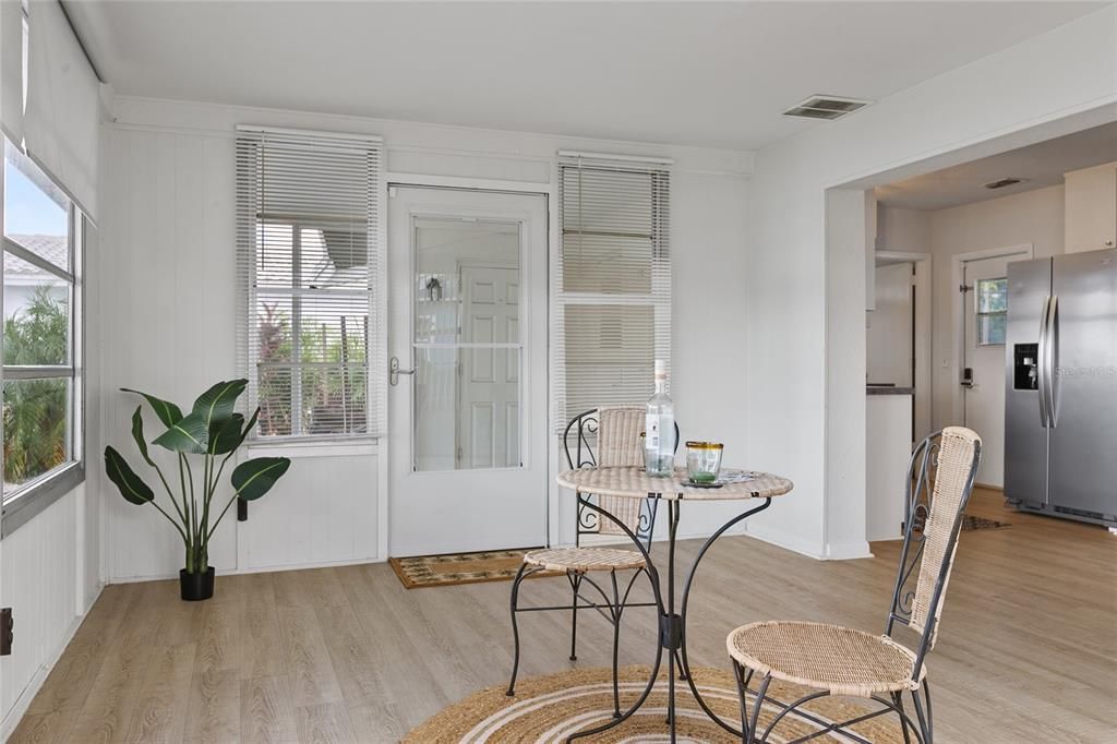 На продажу: $330,000 (2 спален, 1 ванн, 1220 Квадратных фут)