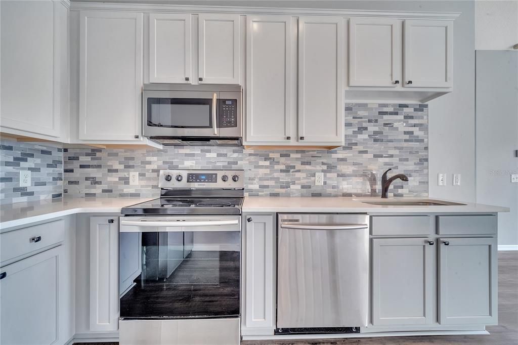 待售: $300,000 (2 贝兹, 2 浴室, 1216 平方英尺)