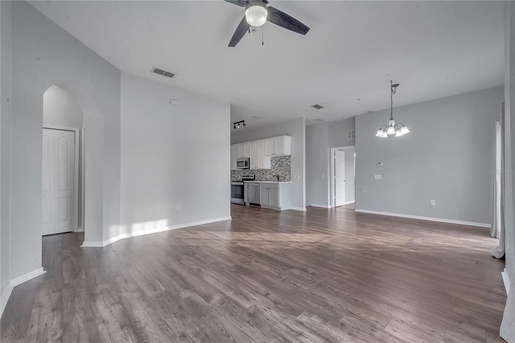 待售: $300,000 (2 贝兹, 2 浴室, 1216 平方英尺)