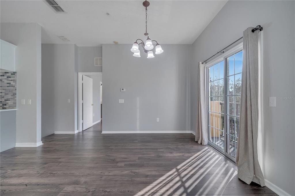 待售: $300,000 (2 贝兹, 2 浴室, 1216 平方英尺)