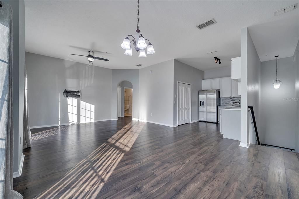 待售: $300,000 (2 贝兹, 2 浴室, 1216 平方英尺)