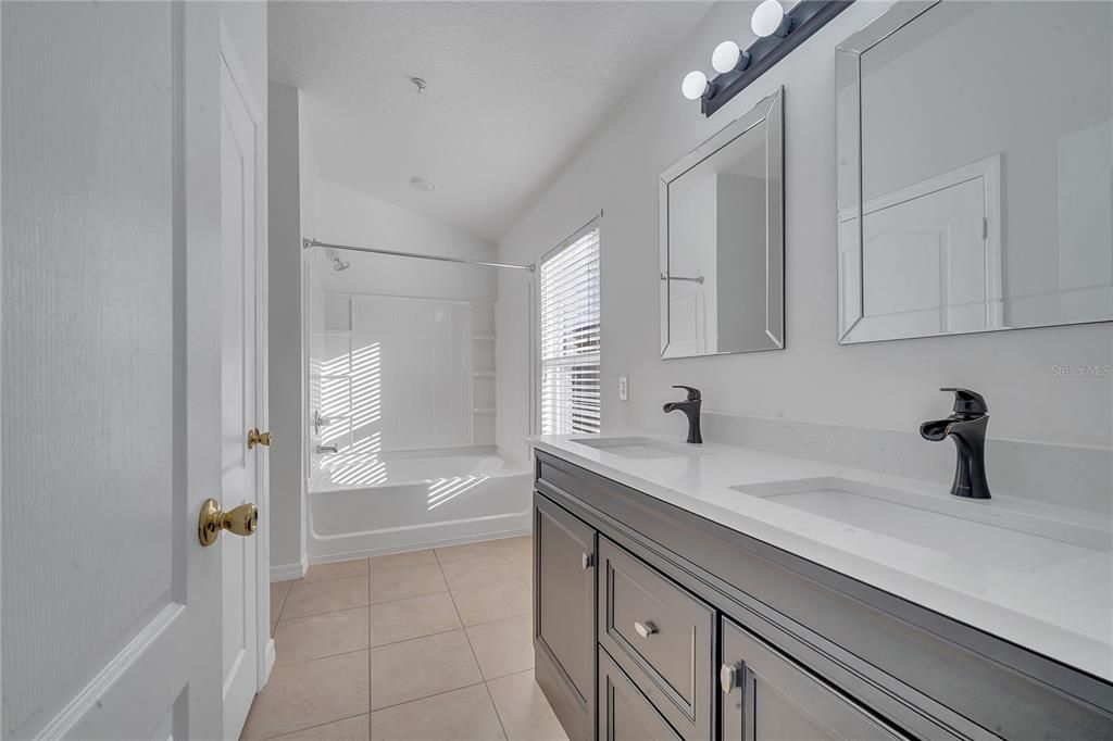 待售: $300,000 (2 贝兹, 2 浴室, 1216 平方英尺)