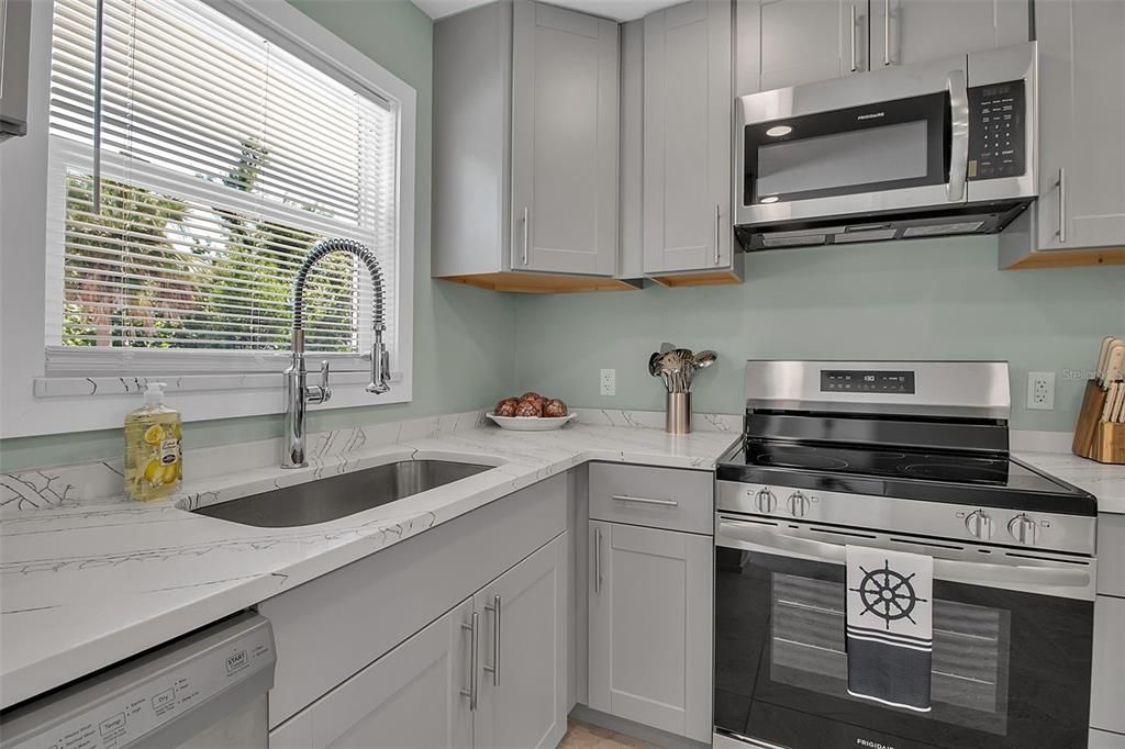 待售: $595,000 (2 贝兹, 2 浴室, 1215 平方英尺)