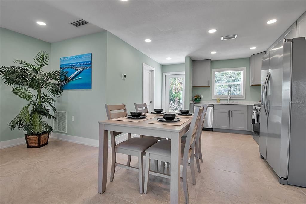 待售: $595,000 (2 贝兹, 2 浴室, 1215 平方英尺)