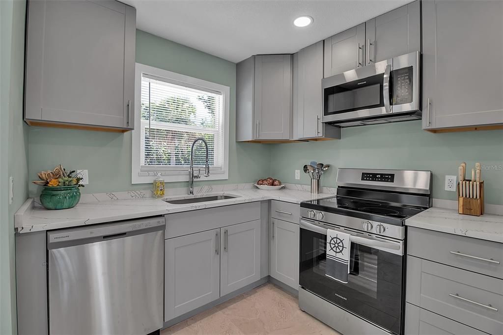 待售: $595,000 (2 贝兹, 2 浴室, 1215 平方英尺)