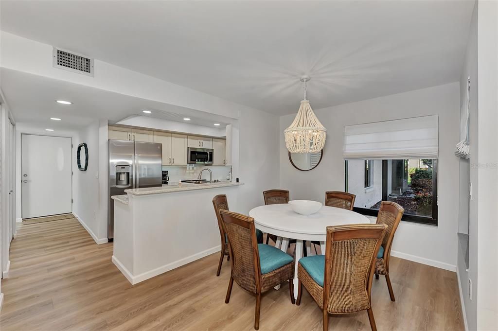 For Sale: $549,000 (2 beds, 2 baths, 1237 Square Feet)